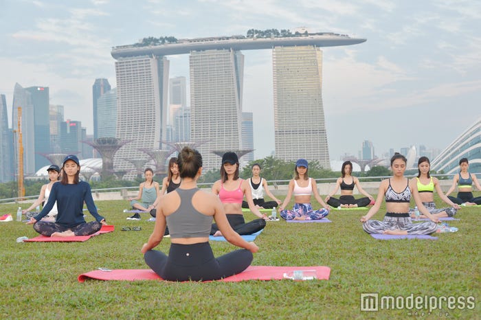 ヨガに挑戦する参加者たち (C)モデルプレス