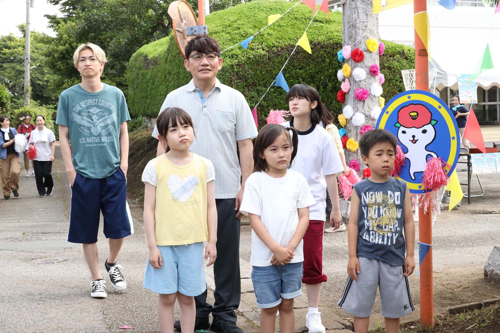 （左上から時計回りに）綱啓永、飯尾和樹、豊嶋花 、寺田藍月、宮崎莉里沙、加藤叶和「ばらかもん」第2話より（C）フジテレビ