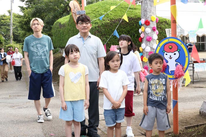 (左上から時計回りに)綱啓永、飯尾和樹、豊嶋花 、寺田藍月、宮崎莉里沙、加藤叶和「ばらかもん」第2話より(C)フジテレビ