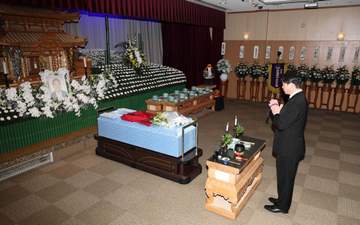 広島・新井監督 池谷公二郎さん通夜で悲願Vへ決意「優しい先輩。本当に悲しい」「天国の池さんに、良いご報告ができるように」