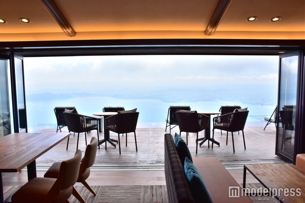 カフェ店内からの風景／画像提供：びわ湖バレイ