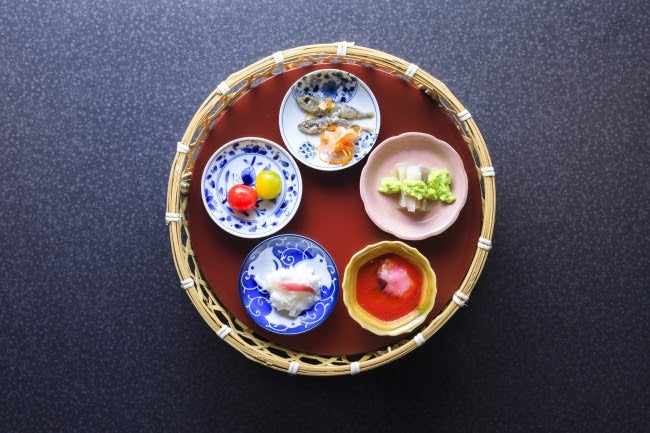 竹籠に盛った小鉢で自分仕立ての八寸／画像提供：オリックス