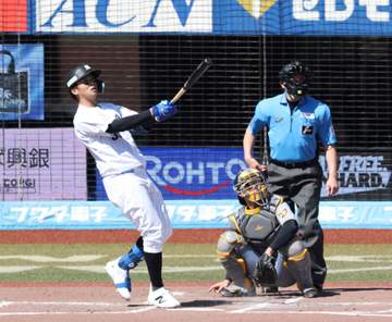 ロッテ 井上広大が古巣から衝撃のあわや場外弾 強風も関係なしで左翼ポール際の照明リングに直撃 ファウルの判定に思わず両膝に手をつく