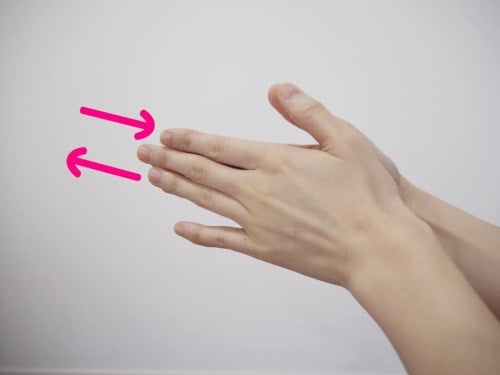 手の平を合わせスピーディーにこすり合せる