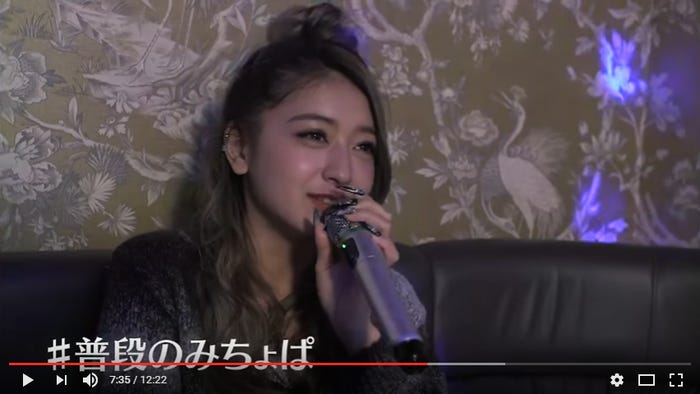 カラオケを楽しんでいるみちょぱ/『#インフルエンサーの秘密』(画像提供:FOD)