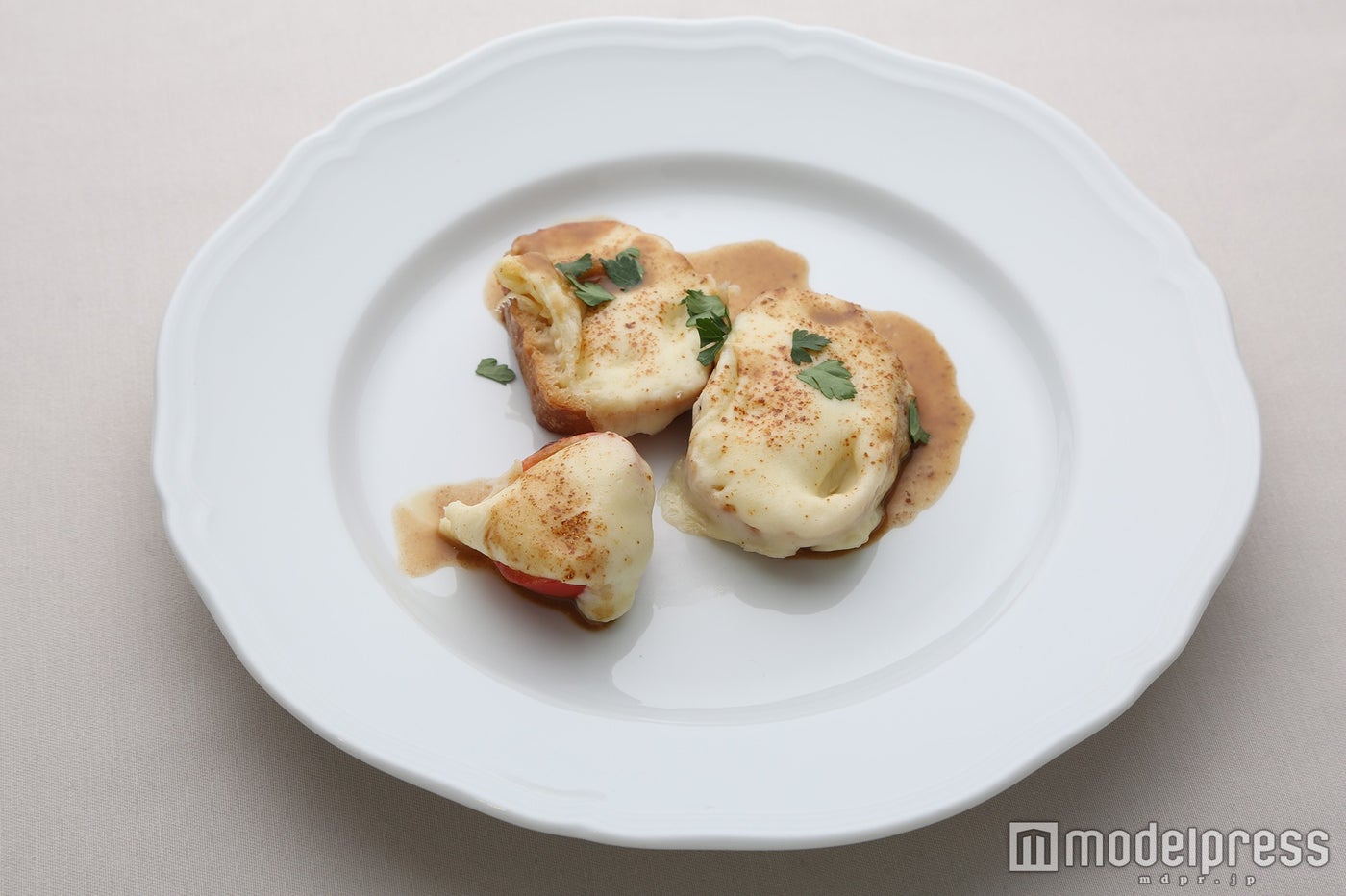 モッツァレラチーズオーブン焼き 焦がしアンチョビソース／画像提供：JAPAN CRAFT SAKE COMPANY