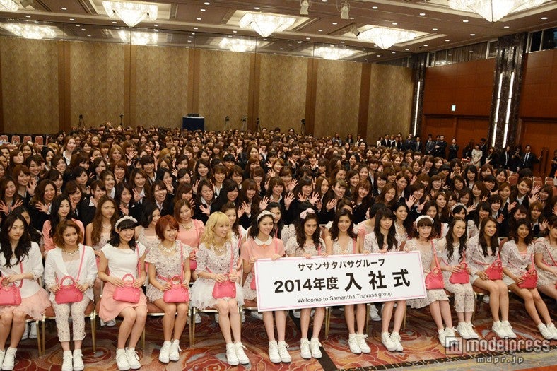 総勢560人の新入社員たちがE-girlsのライブを楽しんだ。