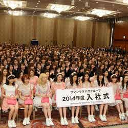総勢560人の新入社員たちがE-girlsのライブを楽しんだ。