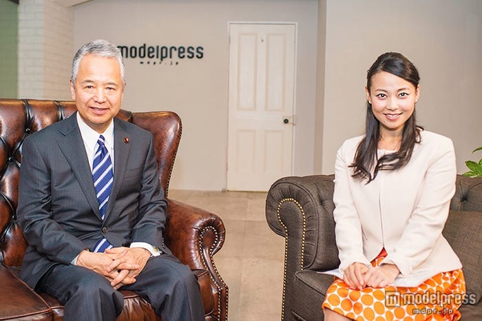 甘利明大臣、長崎真友子フリーアナウンサー(C)モデルプレス