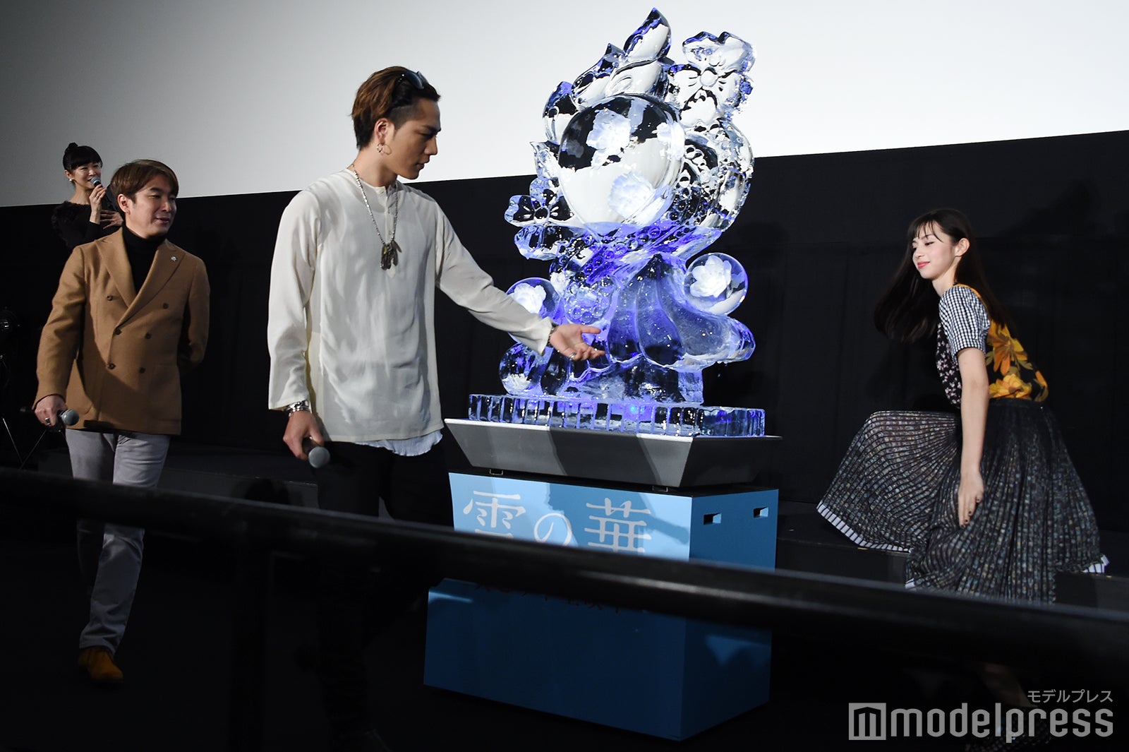 ステージを降りる際にさっと手を差し伸べる登坂広臣 （C）モデルプレス