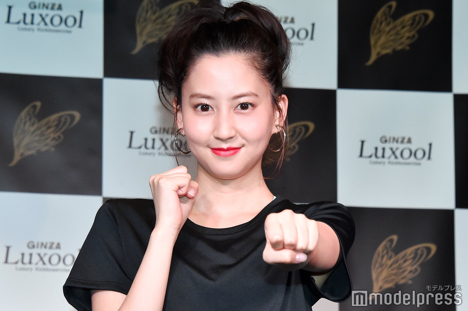 河北麻友子、ほっそり美脚際立つ パンチしたい人は？