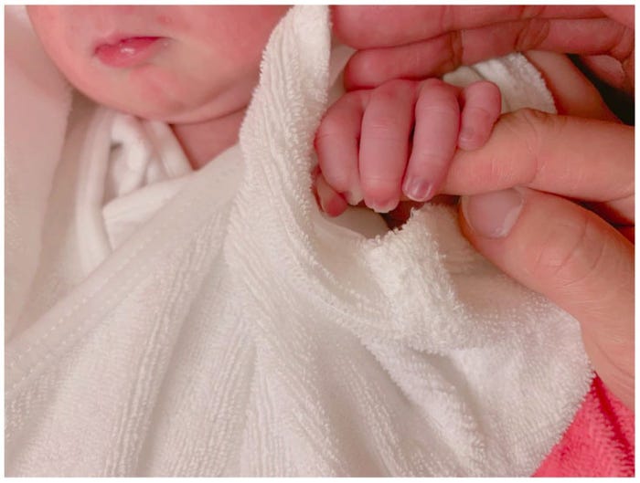 辻希美が公開した第4子の写真/辻希美オフィシャルブログ(Ameba)より