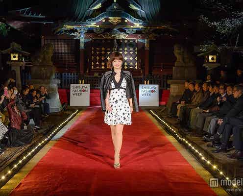 平子理沙“参道ランウェイ”に降臨 美脚&美バスト披露で魅了
