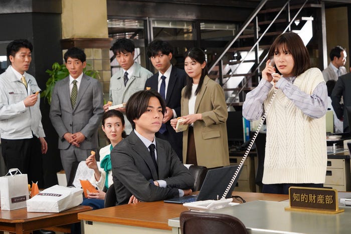 重岡大毅、芳根京子ら/「それってパクリじゃないですか?」第2話より(C)日本テレビ