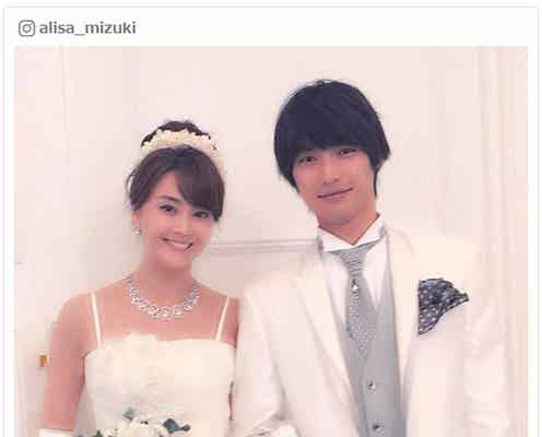 観月ありさ、“年下の新郎”福士蒼汰を紹介 ウェディング衣装の2ショットで「お幸せに」の声