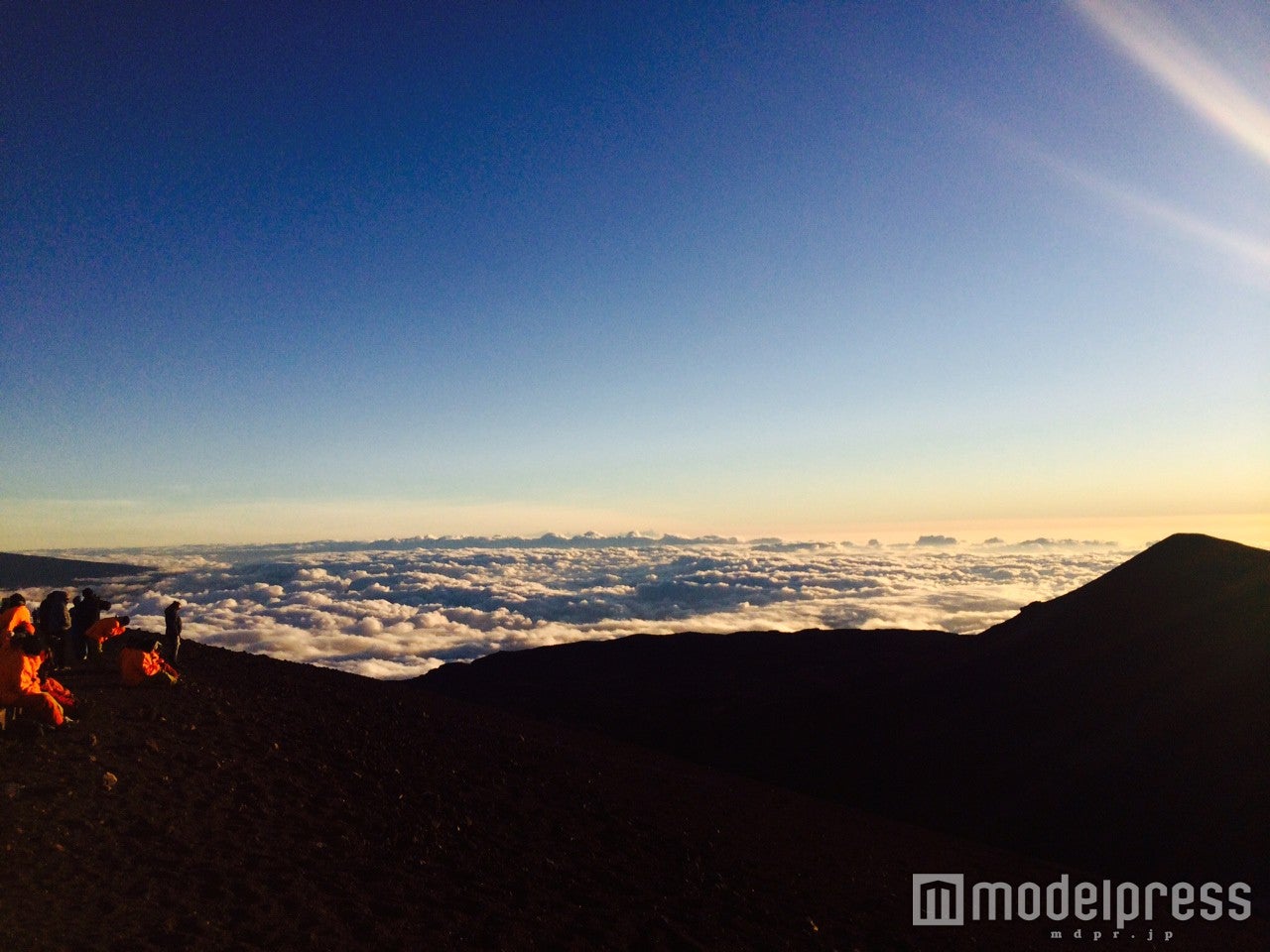 陽に照らされた雲海を見渡すマウナ・ケア／画像提供：JTBワールドバケーションズ