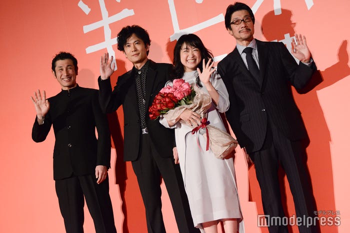 渋川清彦、稲垣吾郎、池脇千鶴、阪本順治監督 (C)モデルプレス