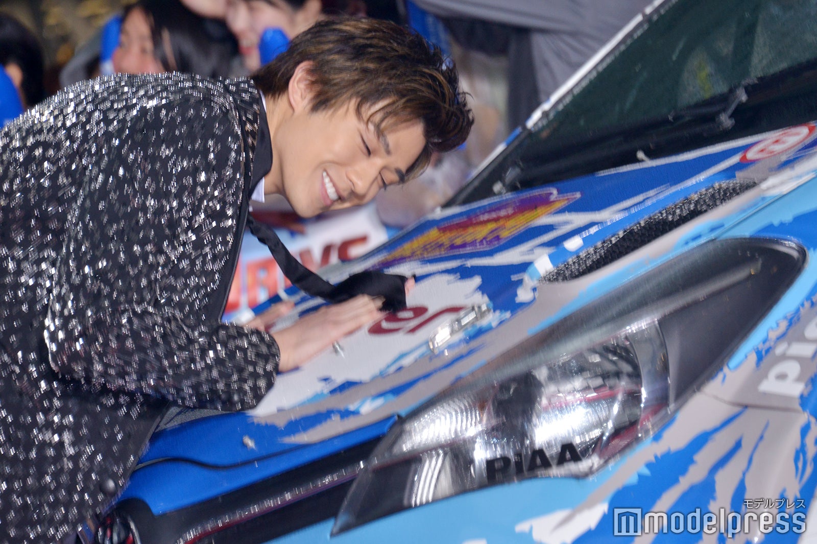 嬉しそうに顔を寄せる新田真剣佑 （C）モデルプレス