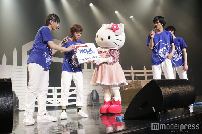 M!LKとハローキティ(C)’76,’09,’16 SANRIO APPROVAL No.P0805051(画像提供:株式会社SDR)