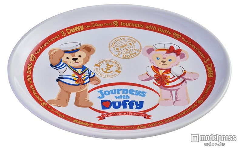 ダッフィー10周年イベント衣装を着た2人の絵柄（C）Disney