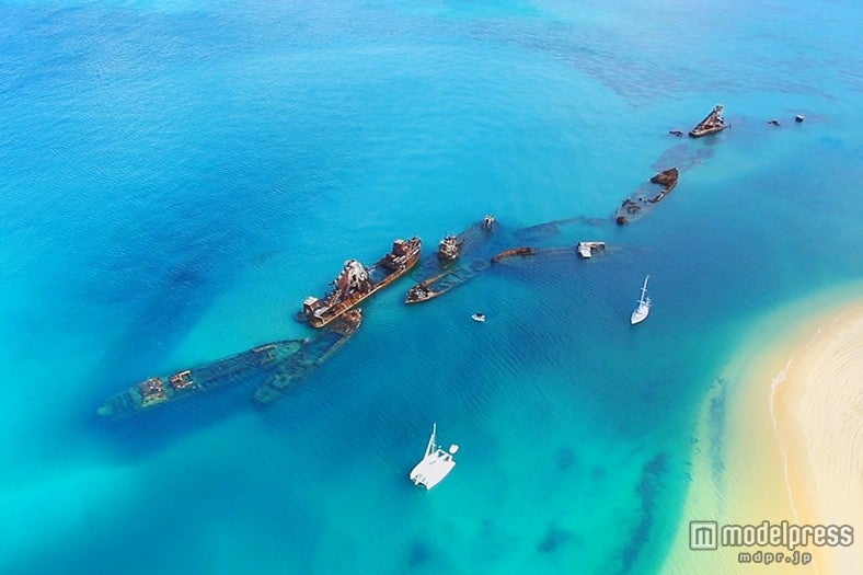 沈没船を覆うターコイズブルーの海