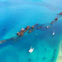 沈没船を覆うターコイズブルーの海