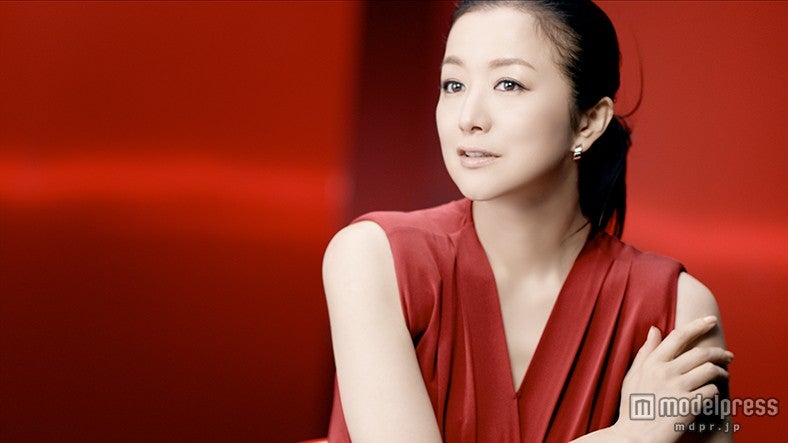 鈴木京香、真っ赤なドレスで色白美肌を披露