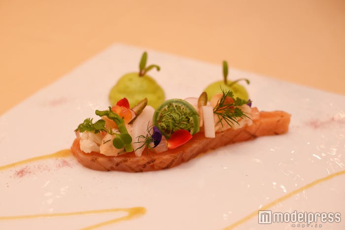 桜の香るサーモンのグリルマリネ ズッキーニのエスプーマ添え ハニーマスタードソース(C)モデルプレス