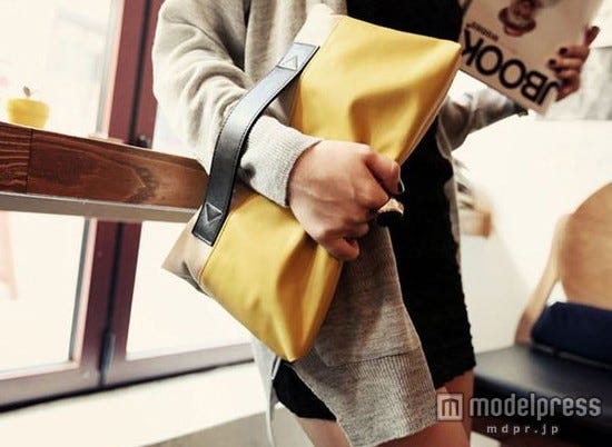 イエローなら即オシャレさん。フェイクレザー取っ手付きクラッチバッグ 画像提供:「alpha mode」