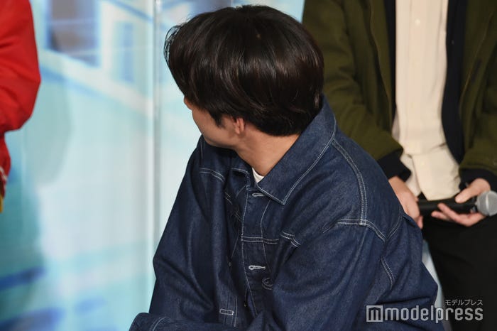 藤原丈一郎を見つめる赤楚衛二(C)モデルプレス