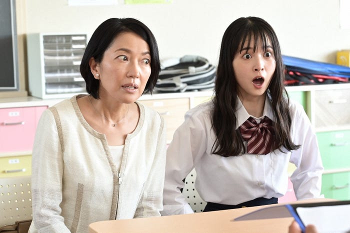 羽田美智子、飯沼愛/第4話より (C)「パパとムスメの7日間」製作委員会