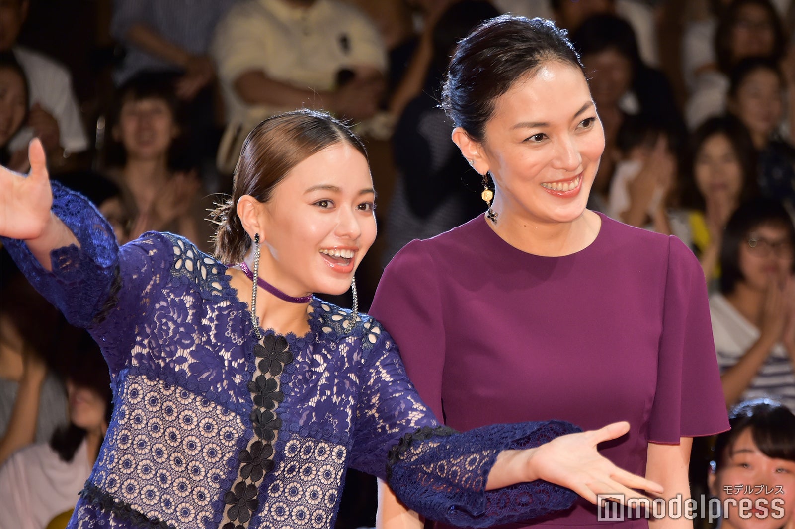 山本舞香、板谷由夏 （C）モデルプレス