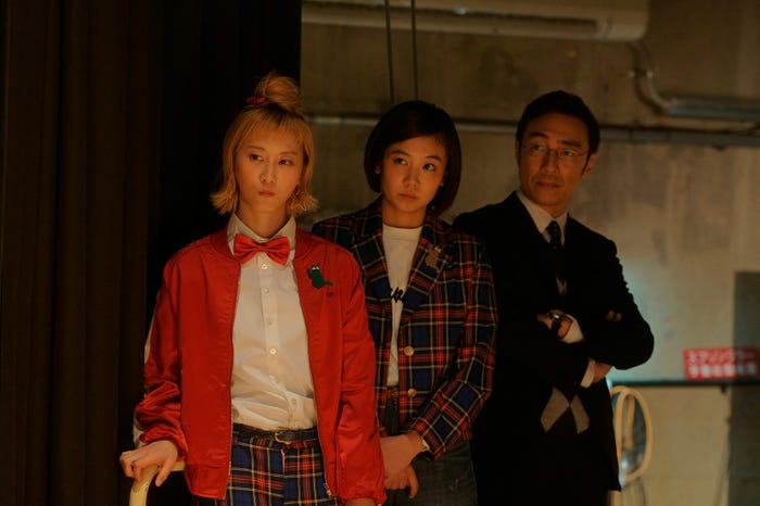 松井玲奈、清水富美加、角田晃広 (C)山本幸久/集英社・「笑う招き猫」製作委員会