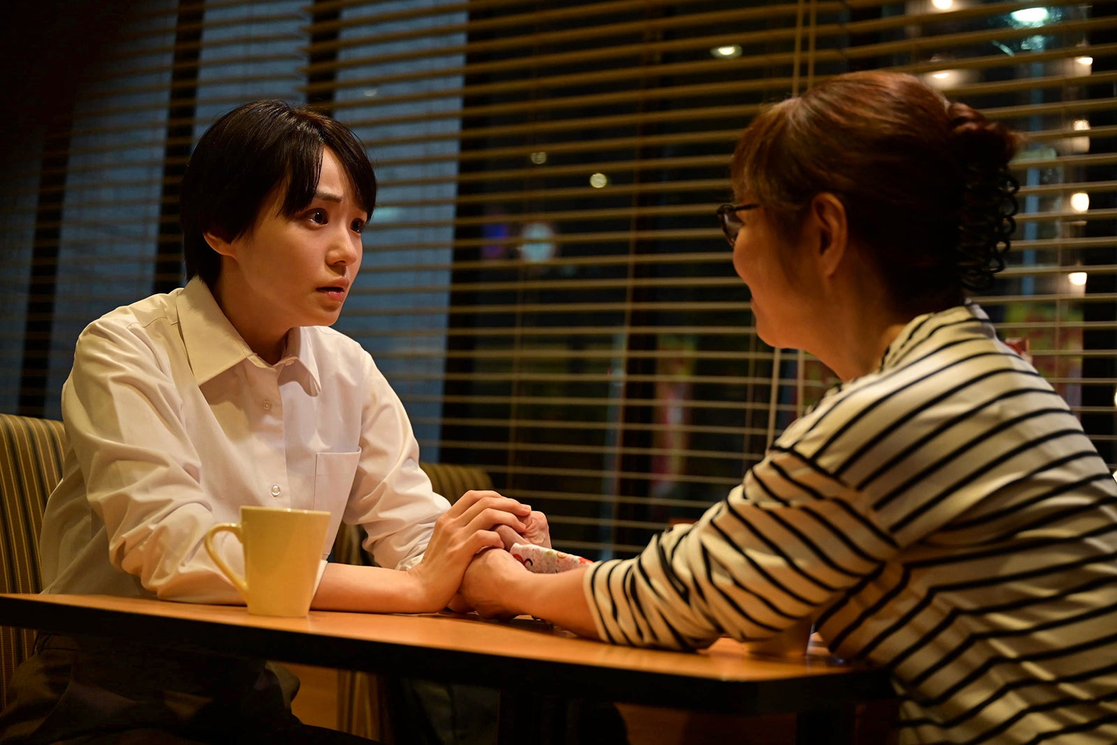奈緒、美保純（C）佐野広実／講談社（C）2026「シャドウワーク」製作委員会