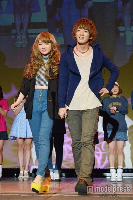 手つなぎウォーキングをする大倉士門