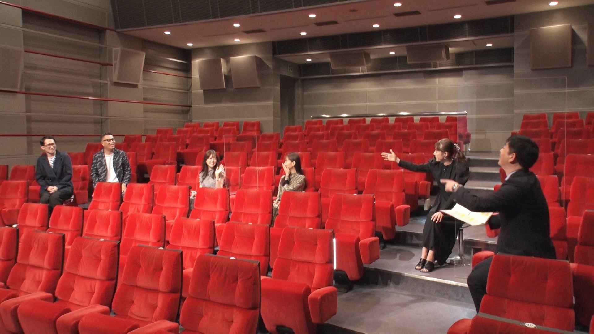 （左から）シソンヌ、高橋ひかる、中村ゆり、若槻千夏、伊藤利尋アナウンサー（C）フジテレビ