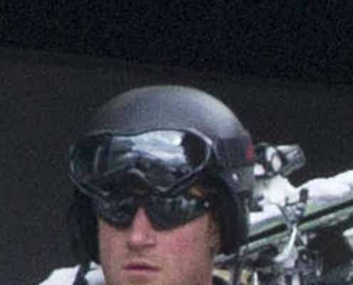 英ハリー王子、クラブで美人恋人とイチャつく