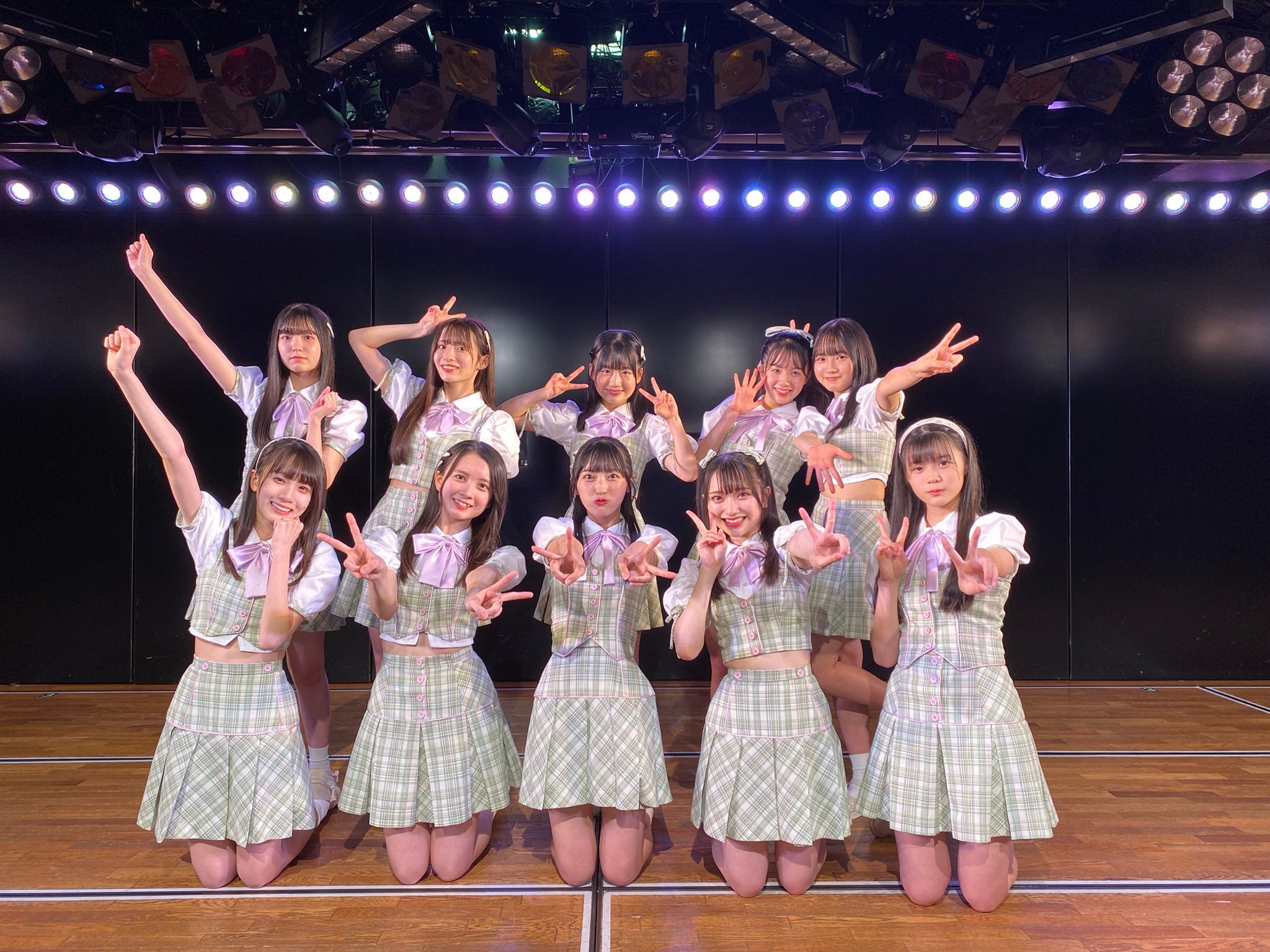 AKB48・17期研究生、18期生募集のサプライズに号泣 柏木由紀が励ましの言葉送る