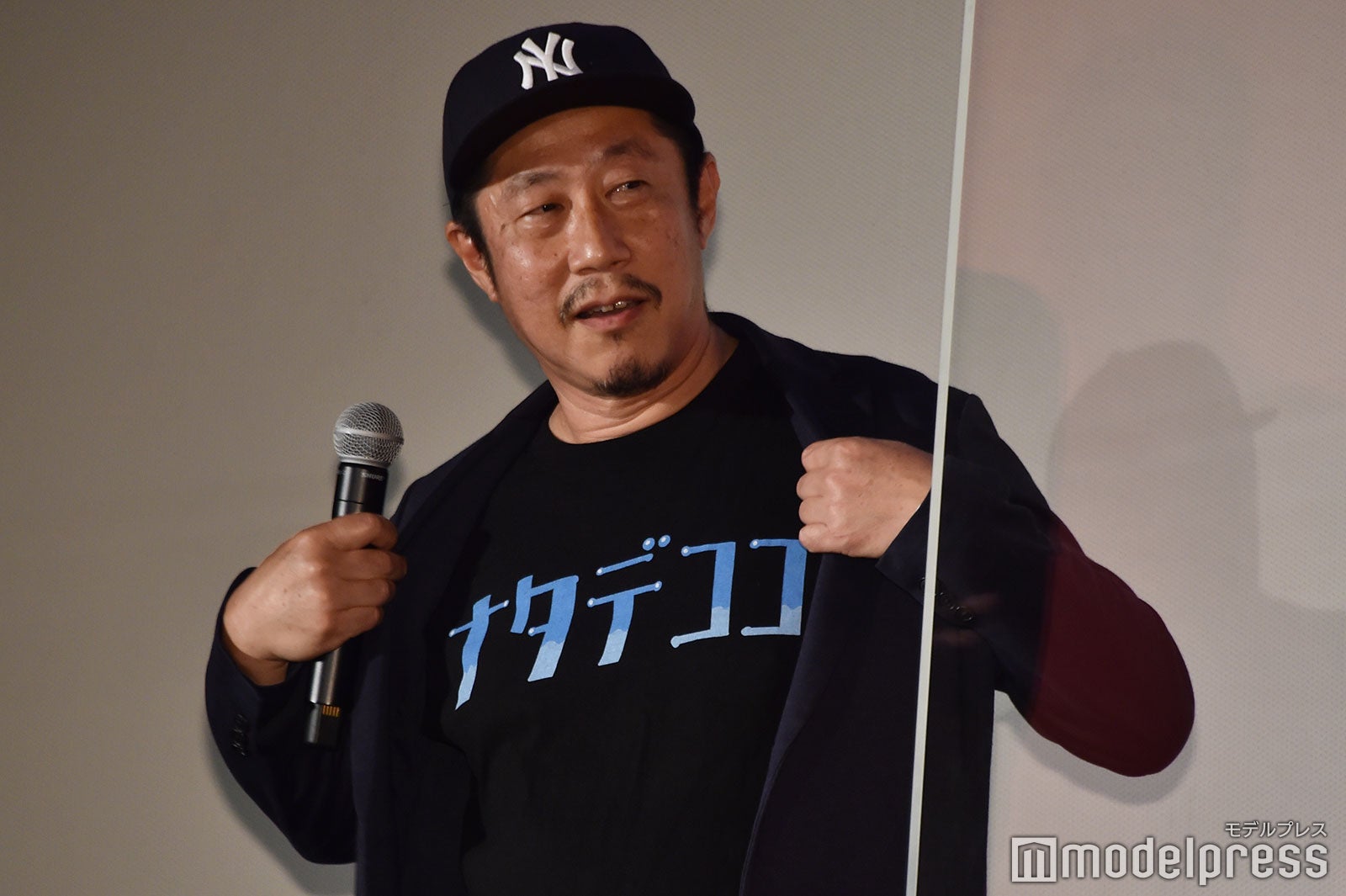 平手友梨奈からもらった「ナタデココ」Tシャツをほぼ毎日着ている江口カン監督（C）モデルプレス