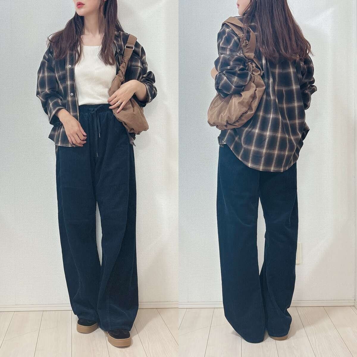 チェックシャツと黒いバレルパンツを着用した女性のトレンド感あるコーデ