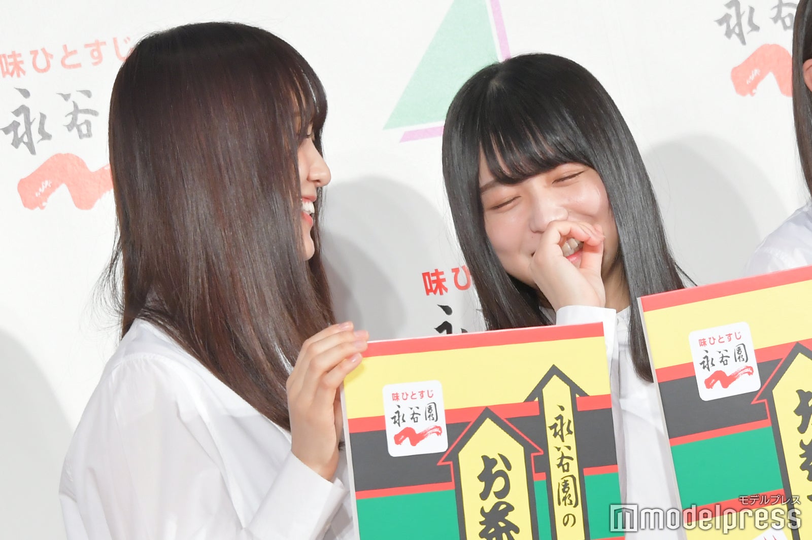 なにやら談笑している菅井友香、長濱ねる （C）モデルプレス