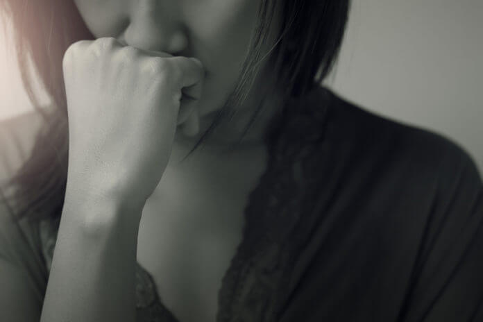 待ち伏せとか無理…男性が別れを意識す「重い女」の特徴4つ