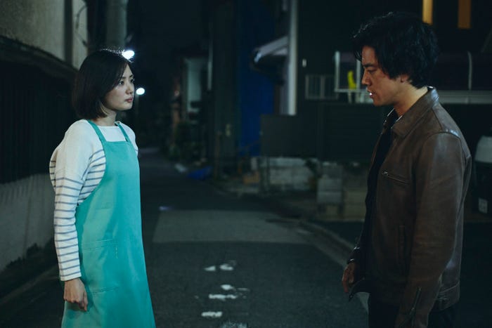 片山萌美、桐谷健太「Qrosの女」第6話(C)「Qrosの女」製作委員会