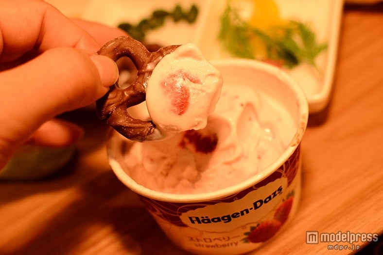 チョコレートプレッツェルにストロベリーアイスをのせて