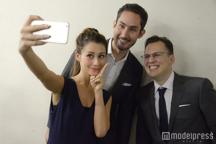 ダレノガレ明美とセルフィー!(C)モデルプレス