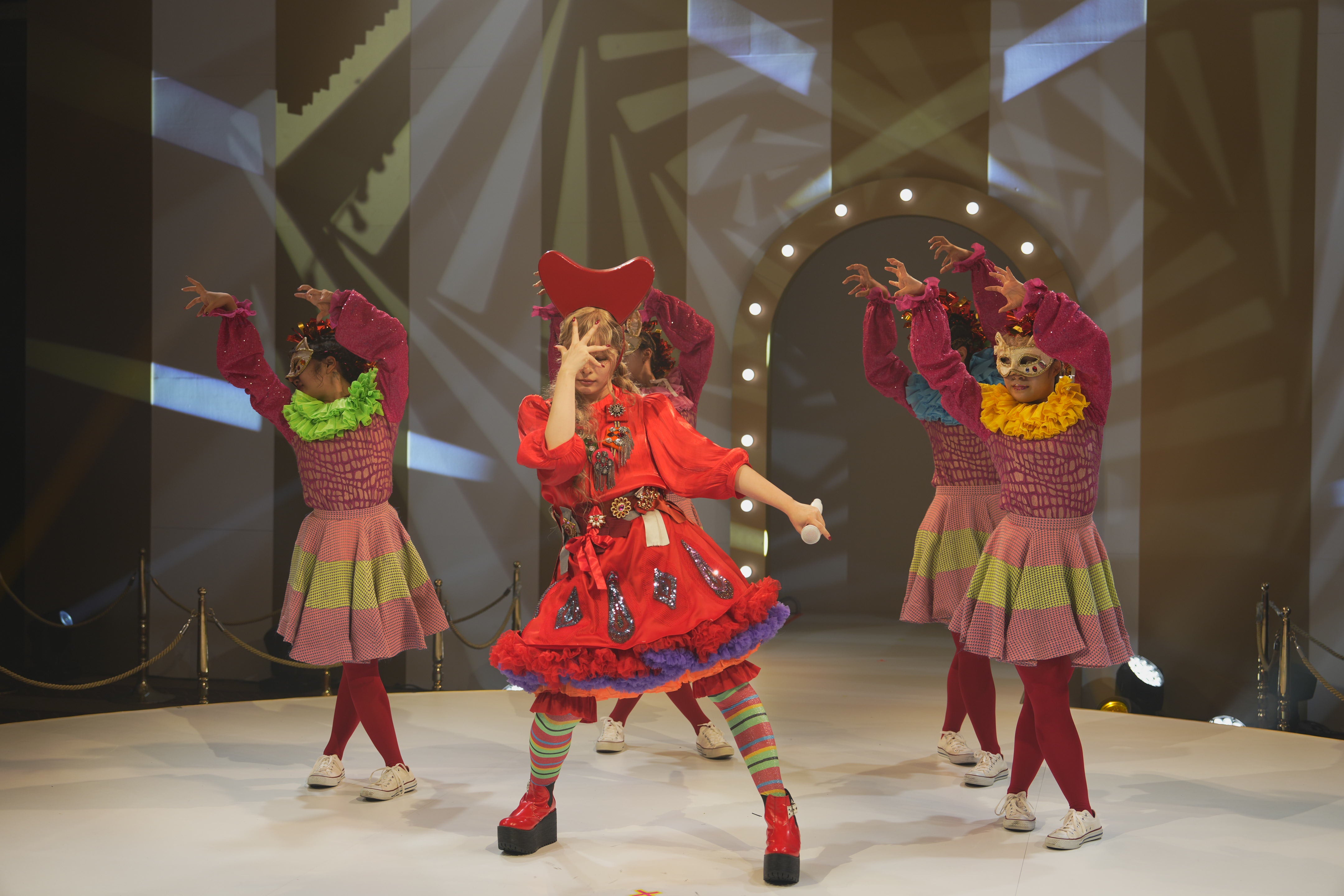 きゃりーぱみゅぱみゅ、シークレットゲストで“天使のシャンパンの日”を祝福 一足早くハロウィンソング披露