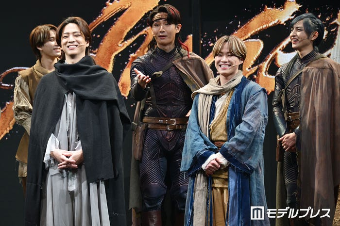 リハ中に突然「~やんなぁ?」と関西弁が飛び出した大橋和也を再現する猪狩蒼弥(C)モデルプレス