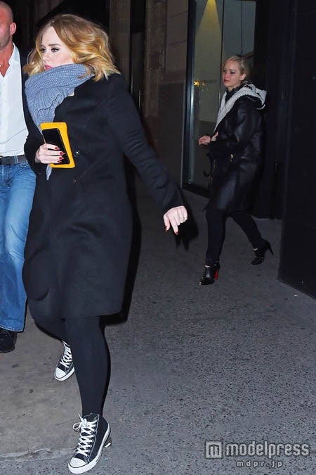 お店を出てきたところのアデルとジェニファー（右）。BuzzFoto.com ／ Zeta Image