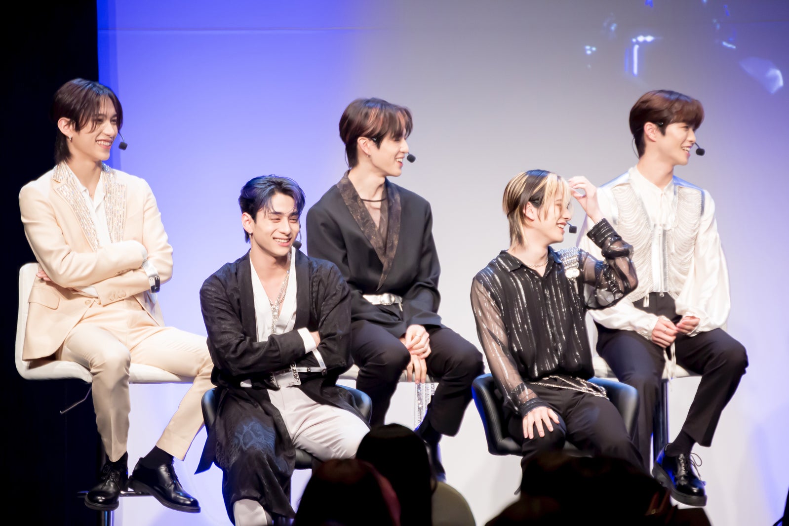 INI「COMEBACK TALK SHOW」より（C）LAPONE Entertainment