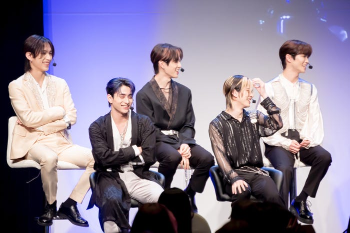 INI「COMEBACK TALK SHOW」より(C)LAPONE Entertainment